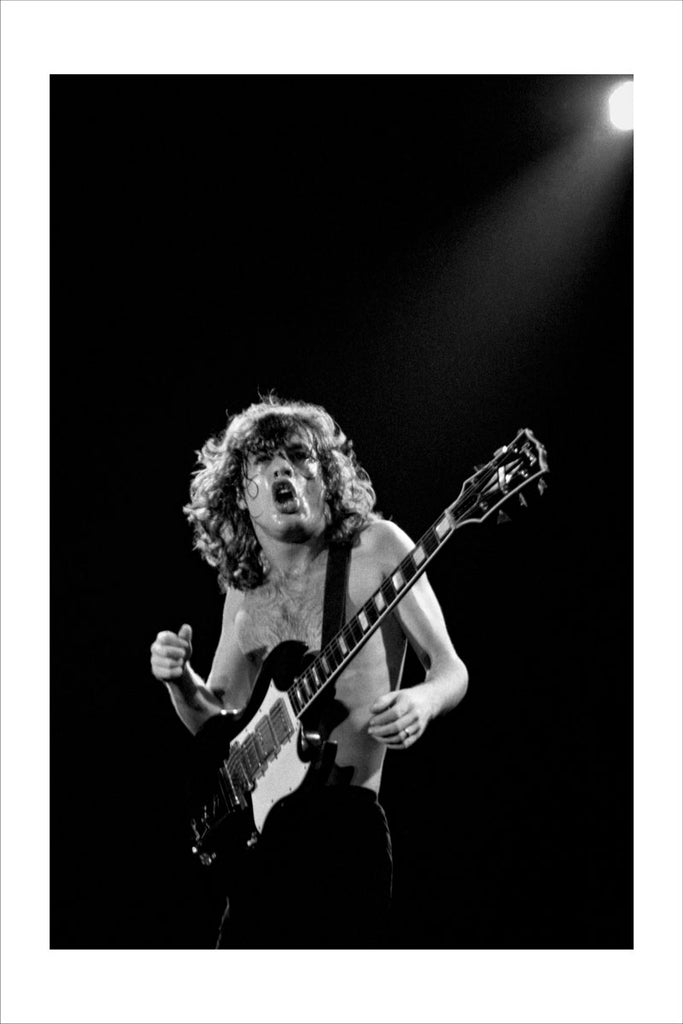 Photographie Angus Young (AC/DC, Paris 1982) par Alex Mitram. - French ...